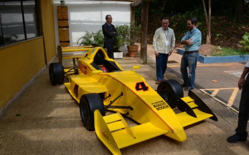 Os participantes do evento quiseram ver de perto o veículo Fórmula Inter em exposição. Foto: João Batista.